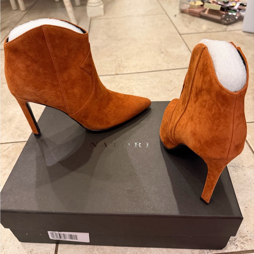Natori Leiko-SU Cognac Kid Suede Heeled Boots size 8 M BNIB